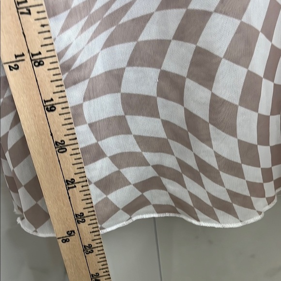 DAVI & DANI Tan and White Graphic Fitted Blouse - Picture 4 of 7